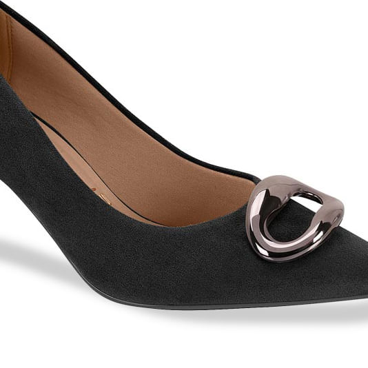 Vista lateral do scarpin feminino preto com salto fino e detalhe metálico